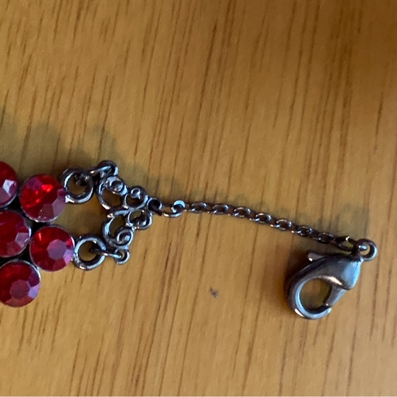 Vintage gunmetal glass bead red floral bracelet, 7 inches - Picture 4 of 7